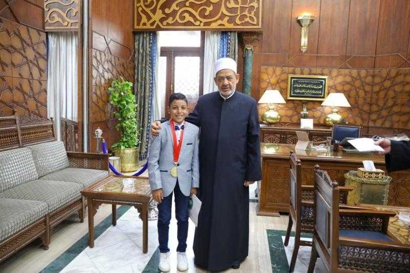 الإمام الأكبر يكرم فريق الأزهر الأول عربيًّا بأسبوع البرمجة في تونس