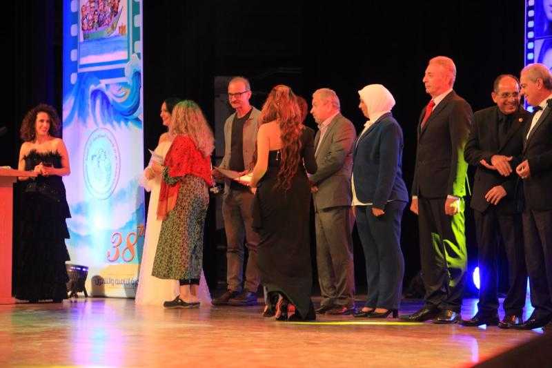 تكريم فنان الكاريكاتير عمرو فهمي مصمم بوستر الدورة 38 بختام مهرجان الإسكندرية السينمائي