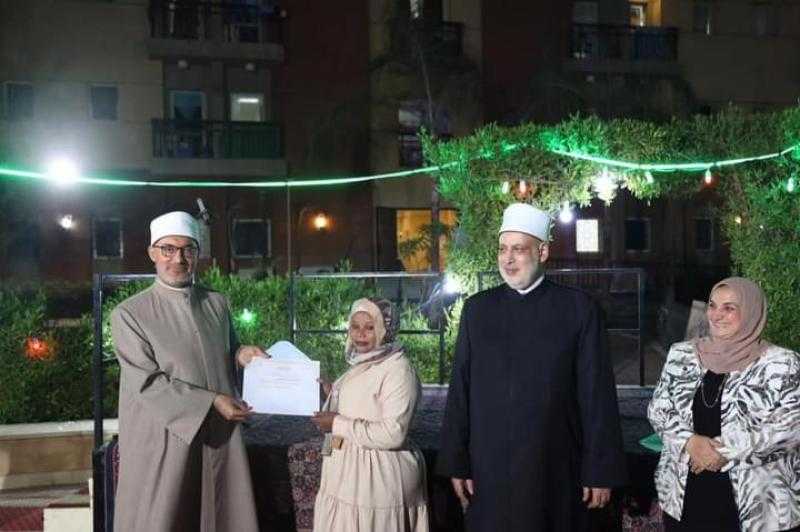 «البحوث الإسلامية» يكرم الطالبات الوافدات الفائزات في «حفظ الأربعين النووية»