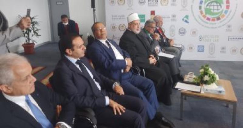 أثناء المؤتمر الصحفي