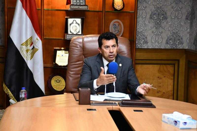وزير الرياضة يبحث عددا من الموضوعات مع الاتحاد الأفريقي لكرة القدم ”الكاف”