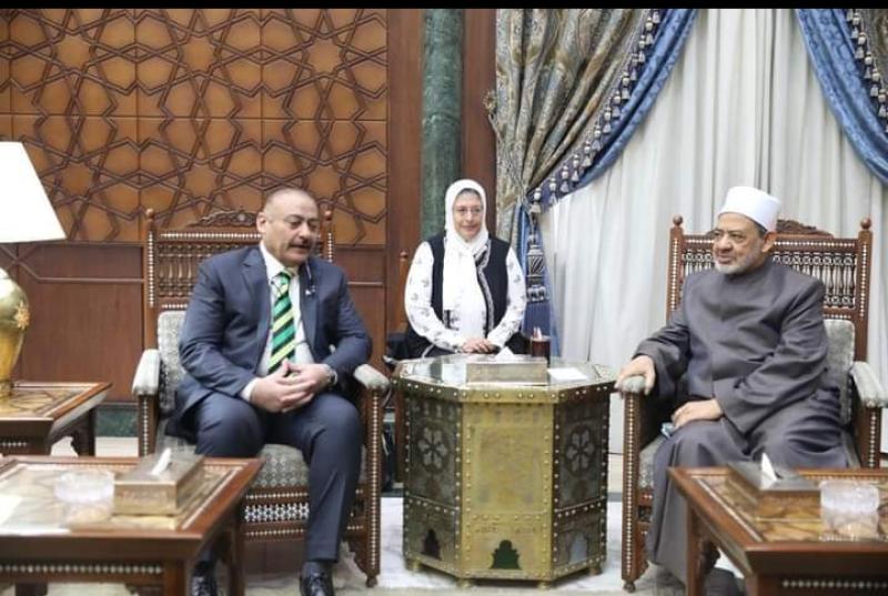 الدكتور أحمد الطيب خلال اللقاء 