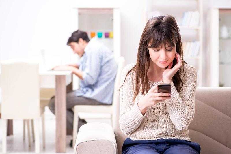 ما حكم الشرع في الزوجة التي تفشي أسرار زوجها؟.. «الإفتاء» ترد