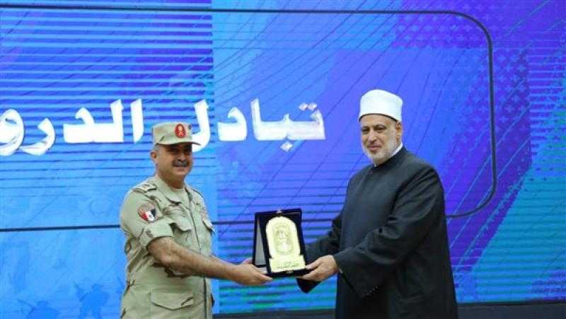 وكيل الأزهر وقائد الدفاع الشعبي يتبادلان الدروع