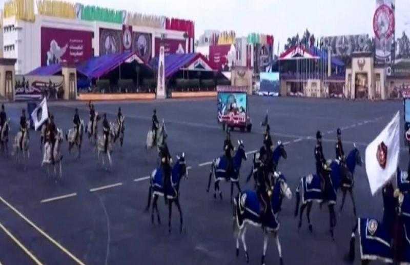 السيسي يشهد استعراضًا للمقاتل المصري بحفل تخريج دفعات من الكليات العسكرية