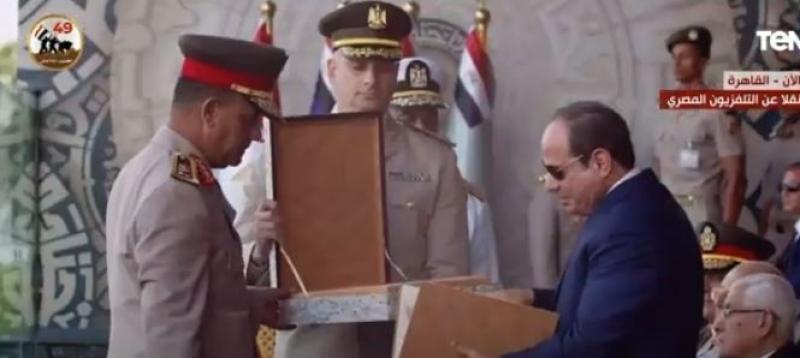 هدية تذكارية من مدير الأكاديمية العسكرية للسيسي خلال حفل تخرج الكليات العسكرية «فيديو»