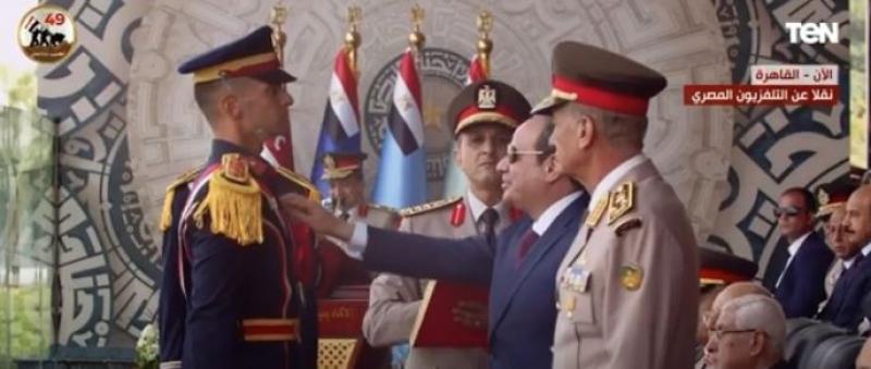 السيسي يقلد أوائل الخريجين بالكليات العسكرية نوط الواجب العسكري «فيديو»