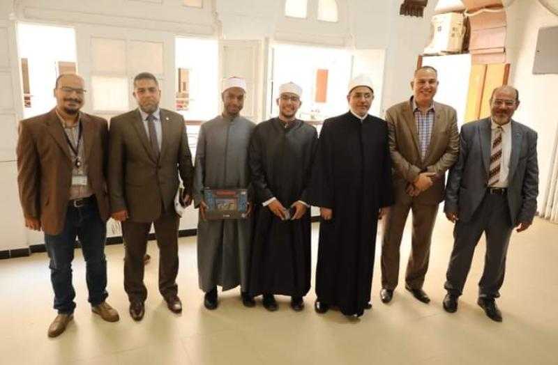 رئيس جامعة الأزهر يكرم خريجي دفعة جديدة بمركز تعليم اللغات الأجنبية