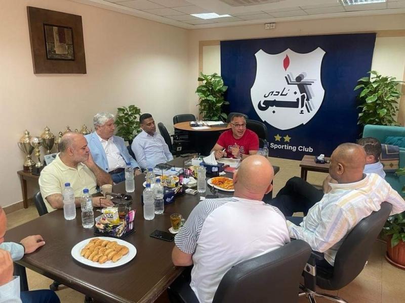 رئيس إنبي يجتمع بلجنة الكرة لوضع اللمسات النهائية قبل انطلاق الدوري