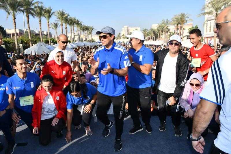 وزير الرياضة يقود ماراثون رياضى بالجامعة البريطانية