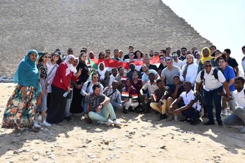 الوفد السوداني يصل القاهرة ويستهل برنامجه بزيارة الأهرامات