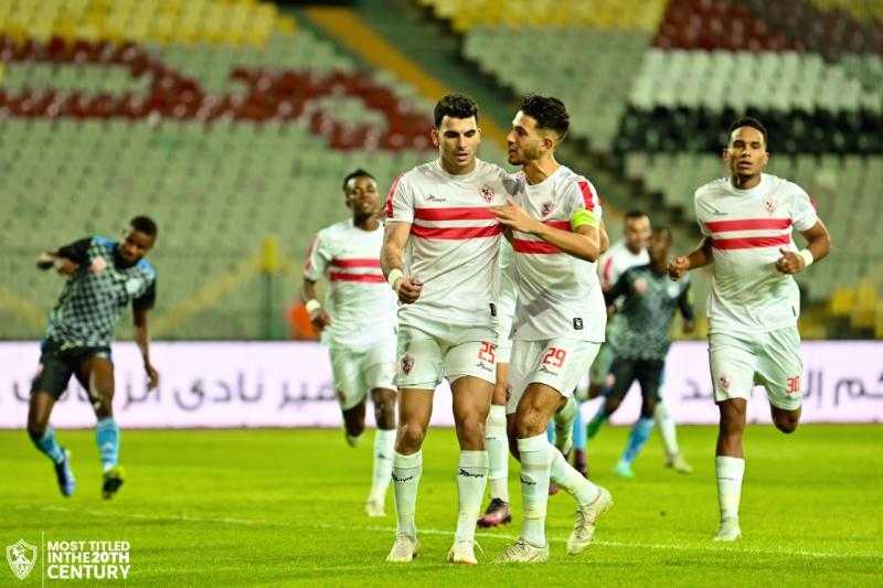 لاعبو الزمالك يحتفلون مع الجماهير بالفوز على فلامبو