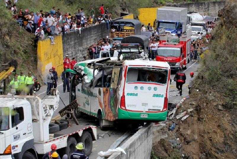 مصرع 20 شخصا على الأقل فى انقلاب حافلة بكولومبيا
