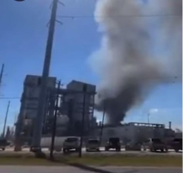 شاهد.. فيديو مروع للحظة اندلاع حريق هائل داخل مصنع كيماويات
