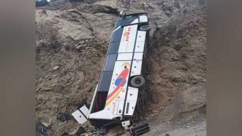 مصرع 3 أشخاص وإصابة 40 آخرين في انقلاب حافلة باليمن