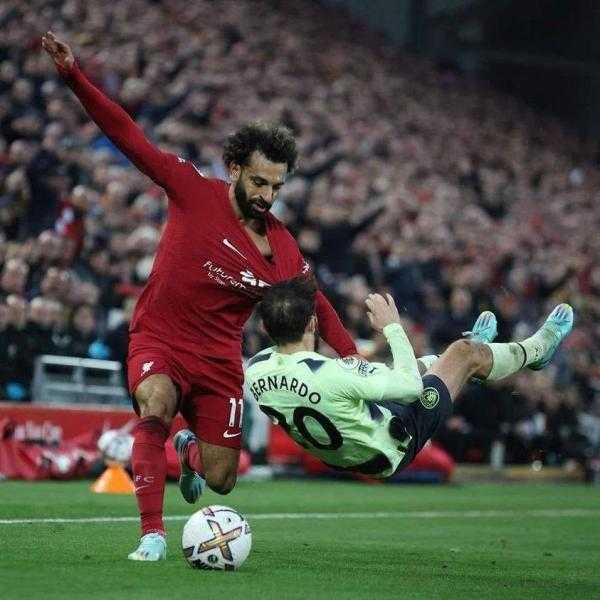 «لا يمكن إيقافه».. محمد صلاح يتلاعب بنجم مانشستر سيتي في القمة