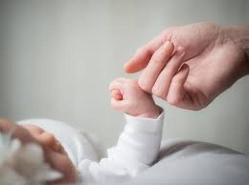 الإفتاء تحسم الجدل في من له الحق في اختيار اسم المولود