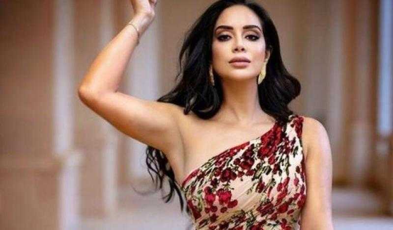 بسنت شوقي تتألق في إطلالة رومانسية مع زوجها محمد فراج