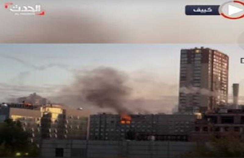 مشاهد توثق لحظات تعرض مبنى في كييف لقصف روسي «فيديو»