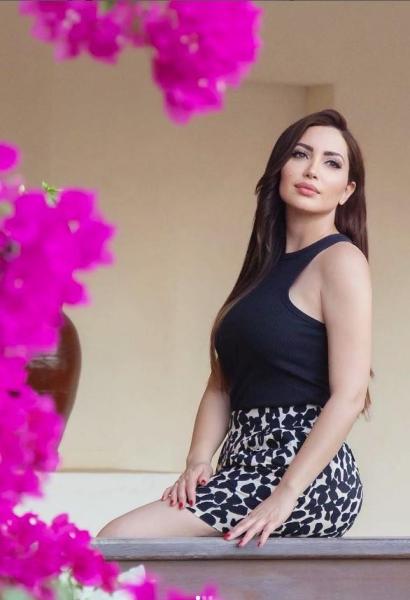 نسرين طافش تثير الجدل على السوشيال ميديا بسبب فستانها القصير