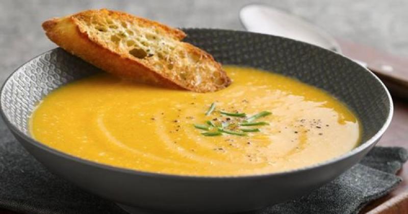  شوربة العدس بالجزر والكزبرة