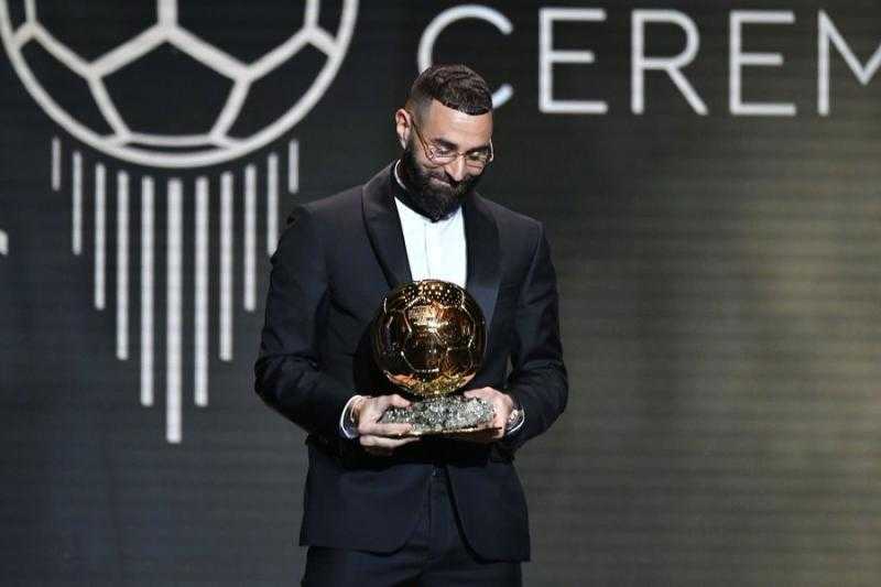 التعليق الأول من كريم بنزيما بعد فوزه بالكرة الذهبية