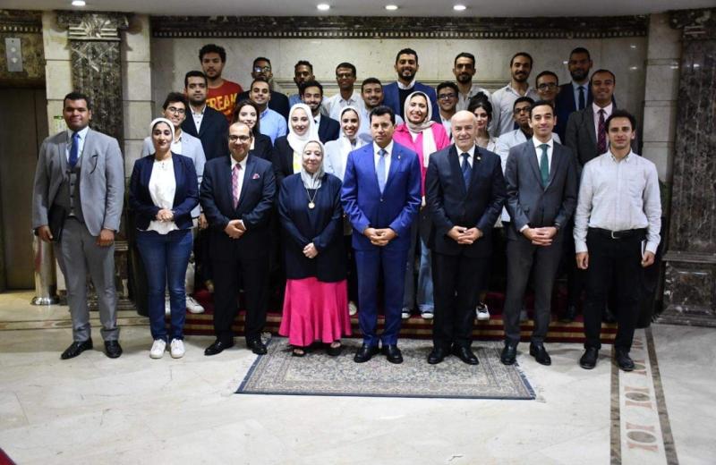 وزير الرياضة يلتقى مجموعة من الشباب المتطوعين في تنظيم كأس العالم بقطر