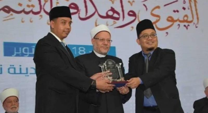 «الإفتاء» تهدي جائزة الإمام القرافي لمفتي سنغافورة