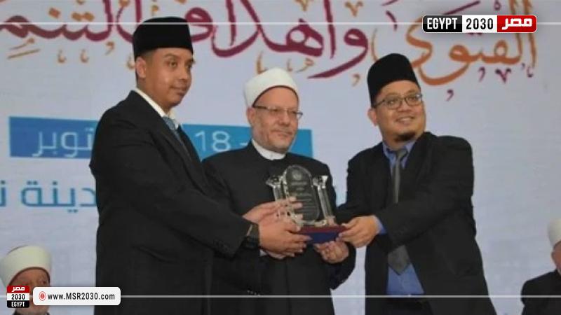 تسليم جائزة الإمام القرافي إلى مفتي سينغافورة