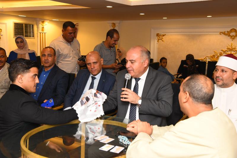 محافظ قنا يحتفل بعقد قران عروسه دار الرحمة السابعة بنجع حمادي