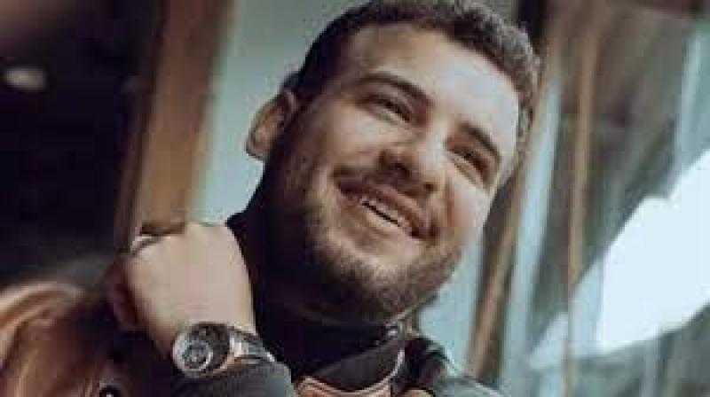 بعد اعتزاله الفن.. أول صورة للمطرب مسلم مرتديا عباءة من أمام مسجد