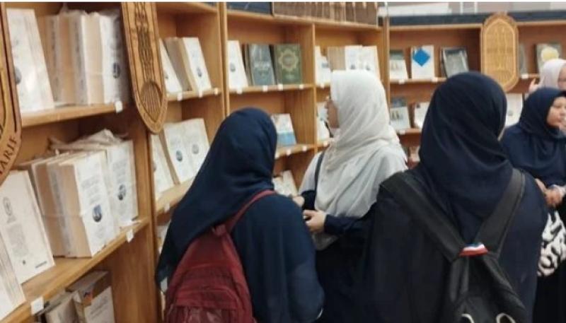 إقبال على إصدارات «البحوث الإسلامية» بمعرض المهندسين في السويس
