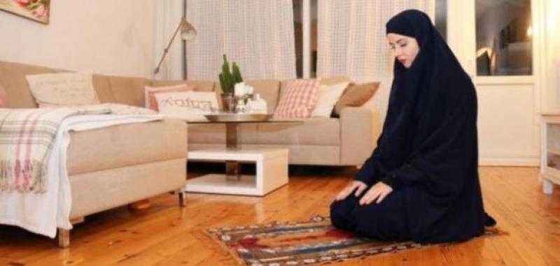 ما حكم صلاة المرأة بالبنطلون وعليه بلوزة طويلة؟.. «الإفتاء» تكشف الأمر