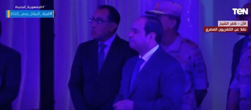 السيسي يشاهد عرضًا مرئيًا يتضمن شرح مفصل عن الرمال السوداء  «فيديو»