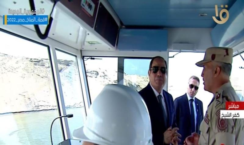 السيسي يستمع لشرح تفصيلي عن الكراكة البحرية ”تحيا مصر”