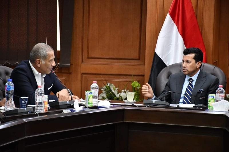 وزير الرياضة يجتمع مع مجالس أمناء فروع نادي أكتوبر والعاصمة الإدارية