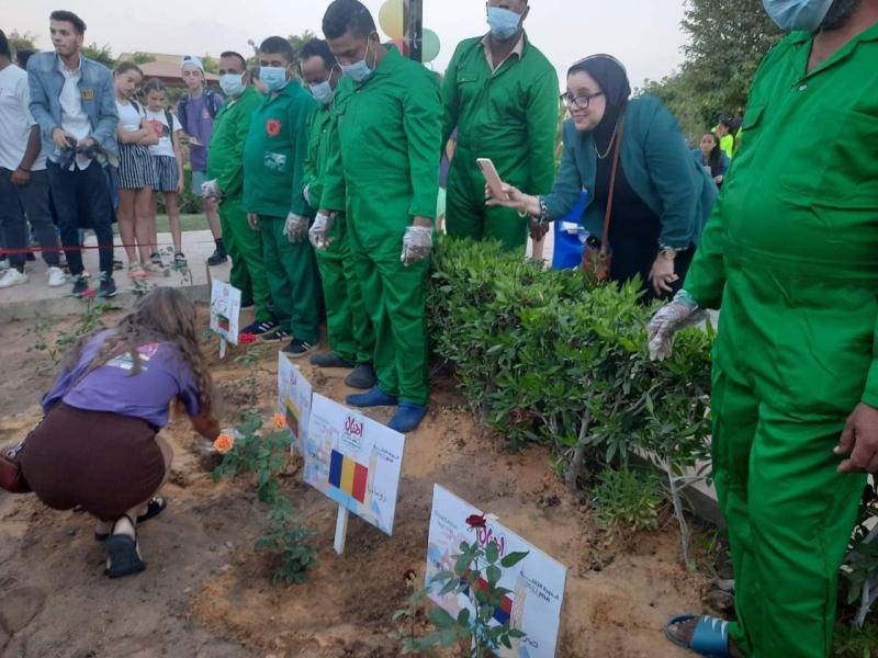المشاركون بمهرجان أطفال العالم يغرسون أشجارًا تحمل أسماء دولهم بحديقة الأسرة
