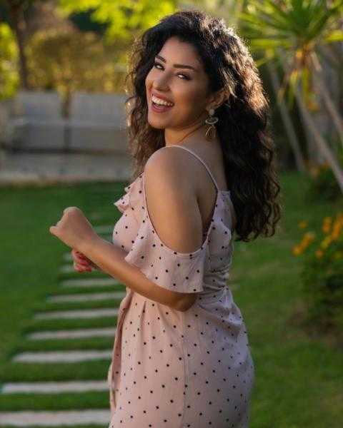 جاكيت طويل.. آيتن عامر تتألف بإطلالة ناعمة