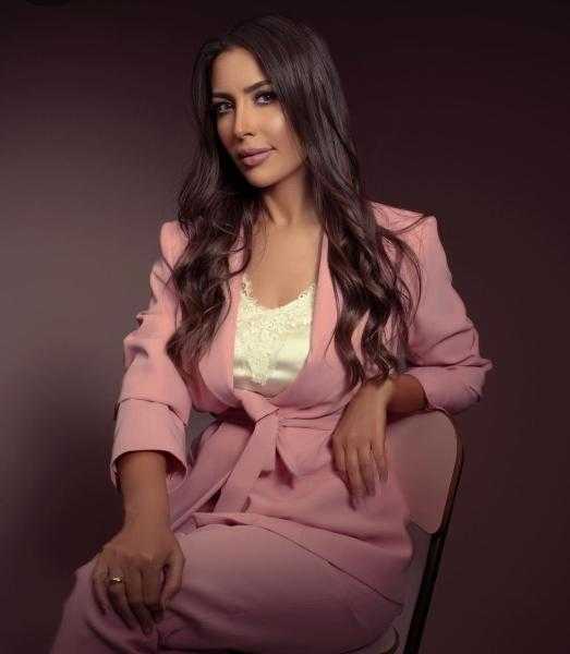 بإطلالة وردية.. جنات تحصد إعجاب المتابعين على السوشيال ميديا