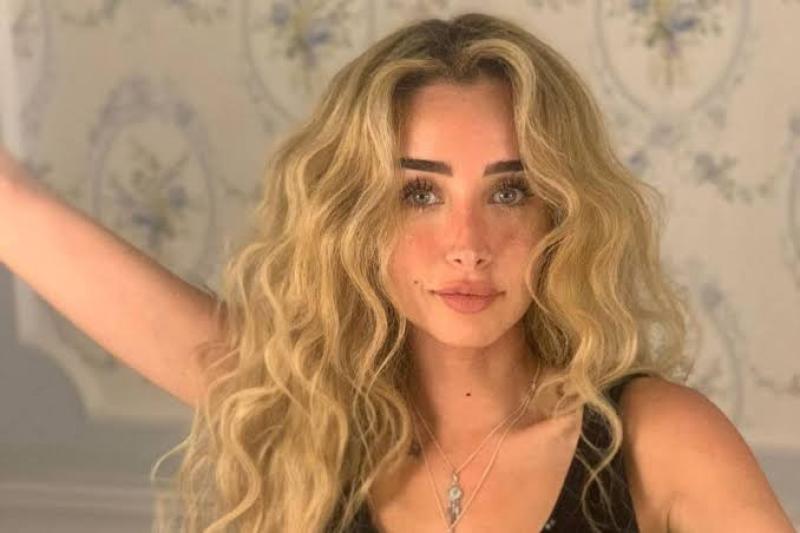 شاهد.. هنا الزاهد تثير الجدل بإطلالة جذابة وأنيقة