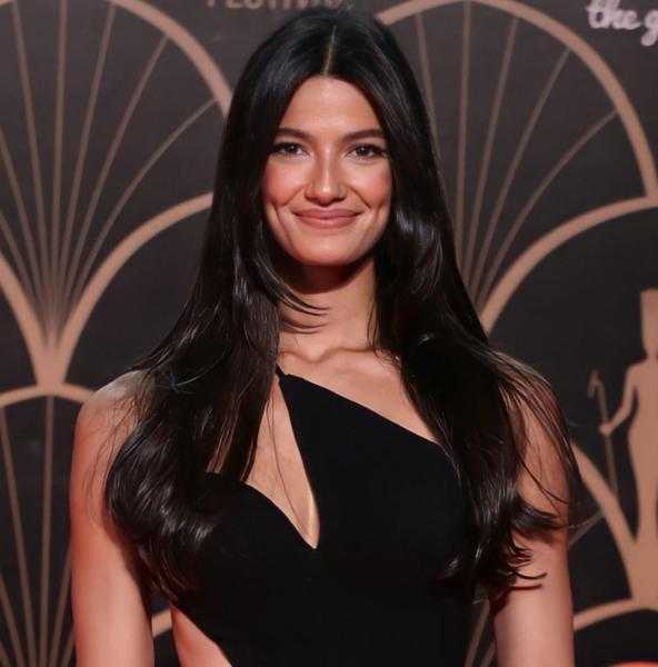 بإطلالة ناعمة.. تارا عماد تثير جدلا واسعا على السوشيال ميديا