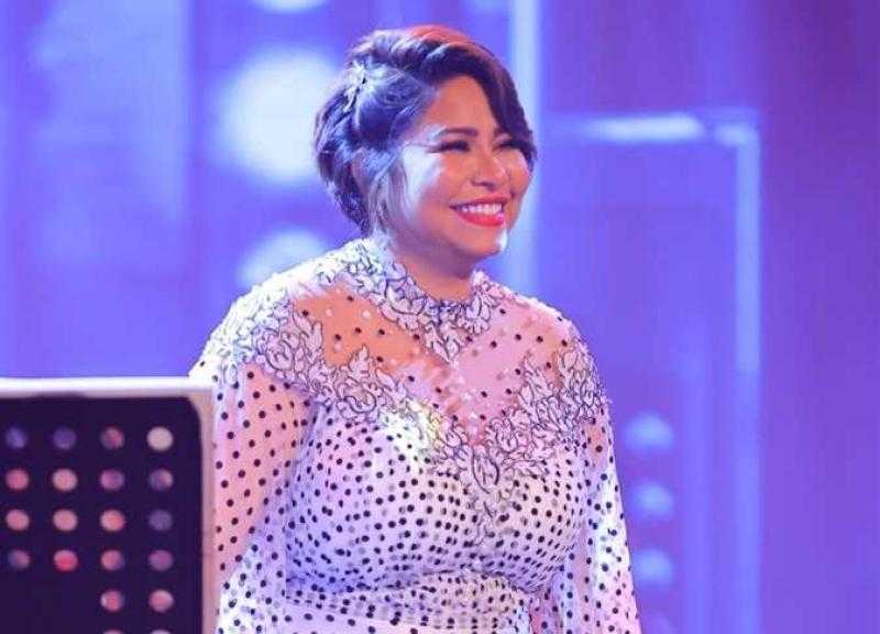 سيدة خليجية تدعم الفنانة شرين: ”قومي بناتك محتاجينك عايزين أم قوية”