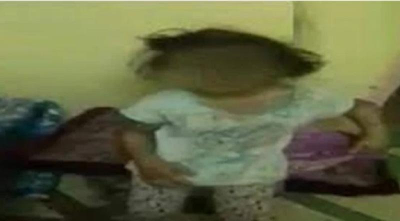 سيدة تعذب طفلتها لفقدها مبلغا ماليا من حصيلة التسول بالقاهرة