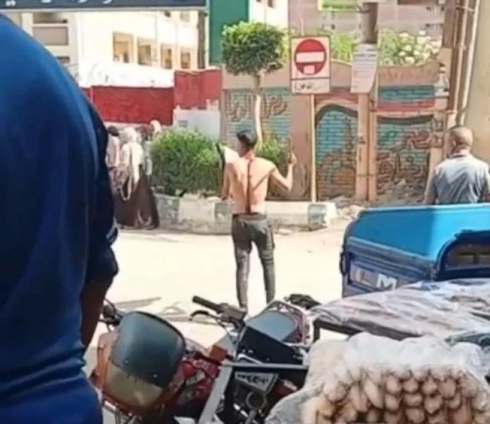 القبض على بلطجي روّع المواطنين أمام مدرسة بالغربية
