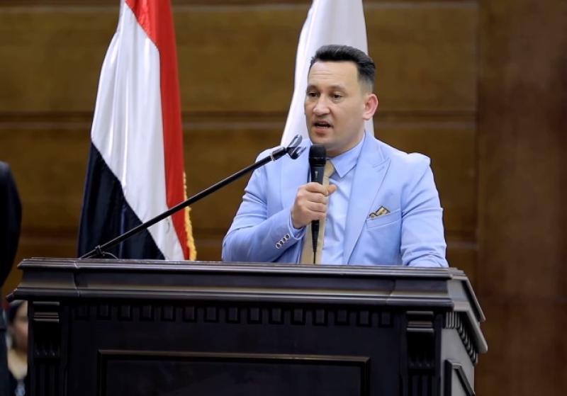 اقتصادي: مصانع الرمال السوداء نواة لصناعات تكاملية كبرى ستأتي للعمل في مصر