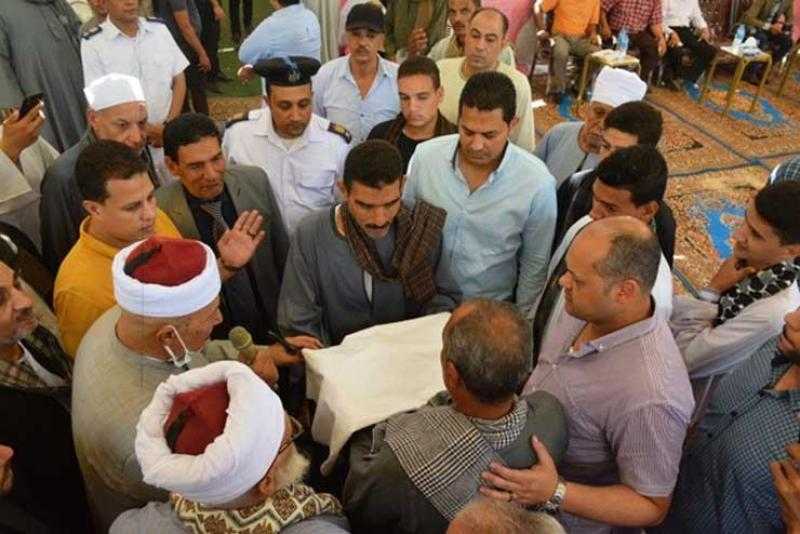 شاهد «الكفن» ينهي خصومة ثأرية استمرت لـ6 سنوات بين أبناء العمومة بسوهاج  «فيديو»