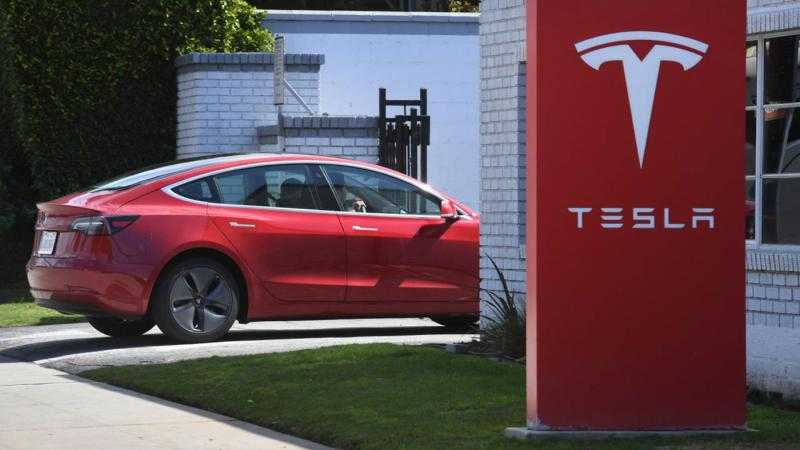 سهم شركة «تسلا» للسيارات الكهربائية يقفد 70 % من قيمته