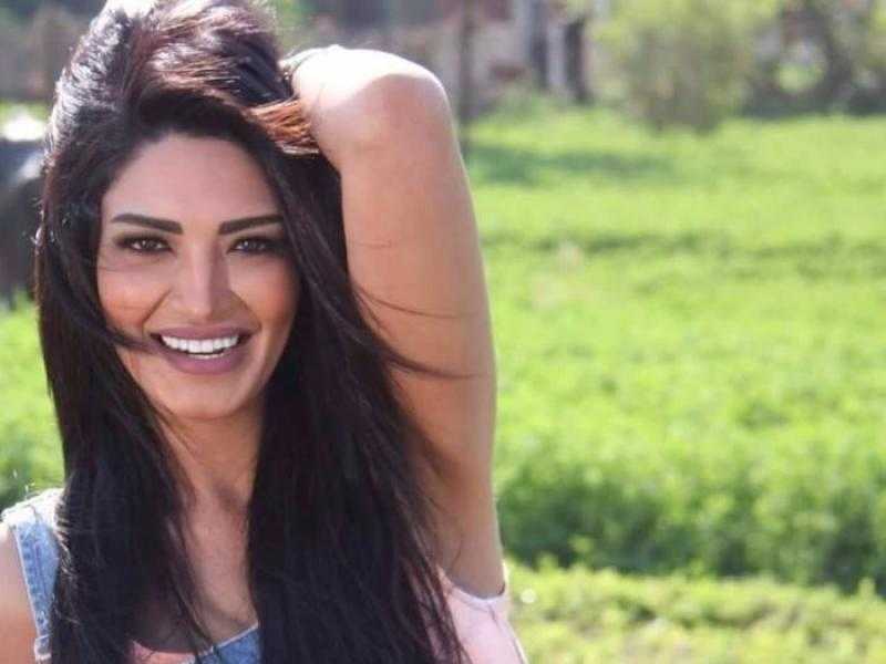 سالي عبدالسلام تحتفل بعيد ميلاد زوجها عقب عودتهما من العمرة