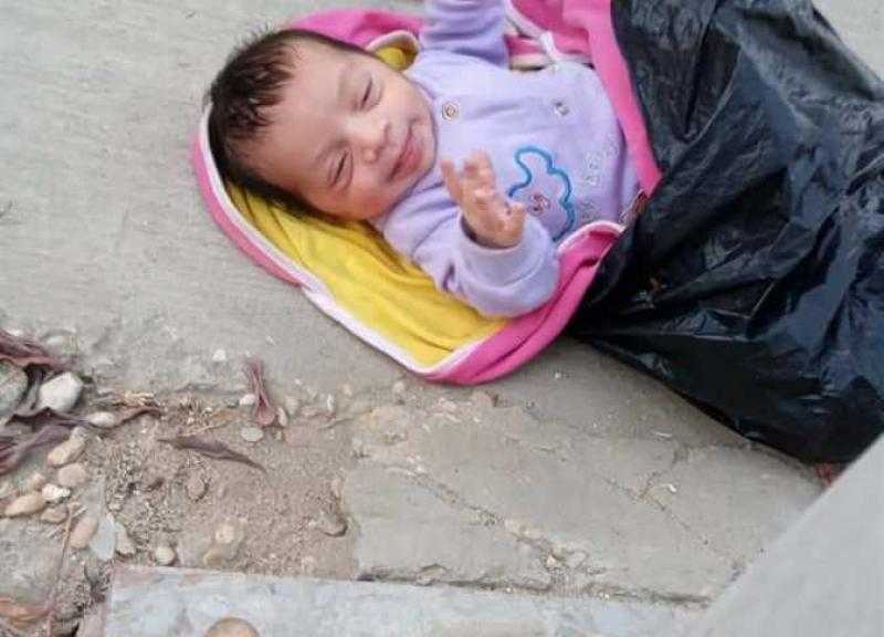 أمام مسجد بقنا.. الأهالي تعثر على طفل حديث الولادة