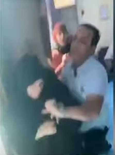 شاهد.. فيديو صادم لمدير مدرسة يضرب والدة طالب ويسقطها أرضا
